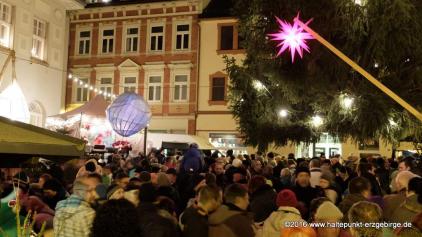 Zurck beim Konzert auf dem Schwarzenberger Marktplatz: Das NACHGLH'N unter'm Roten Stern wird heier.