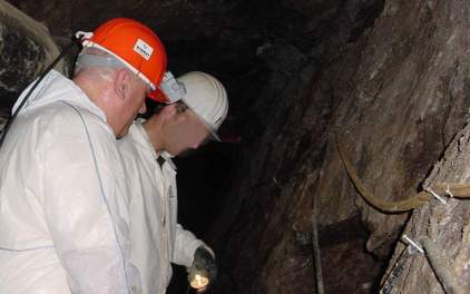 Wonach sucht ein Minister (links: Thomas Jurk) höchstpersönlich in ausgedienten Bergwerken?